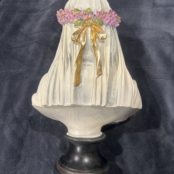 Ashland Veiled Bride Bust - Picture 2 of 4